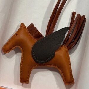 BNIB Hermès Pegasus Rodeo Charm PM Pain D'épice / Sienne / Moka